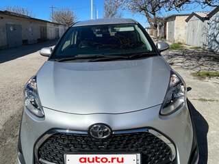 2021 Toyota Sienta II Рестайлинг, серебристый, 1700000 рублей, вид 2