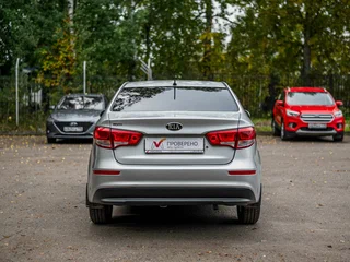 2016 Kia Rio III Рестайлинг, серебристый, 945000 рублей, вид 4