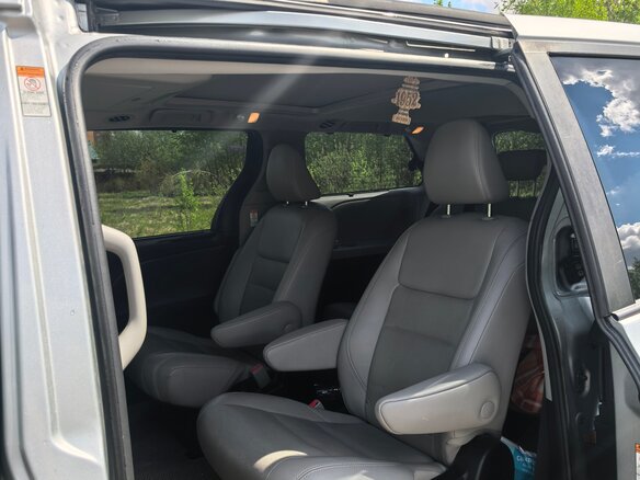 2019 Toyota Sienna III Рестайлинг 2, серый, 3695000 рублей - вид 9