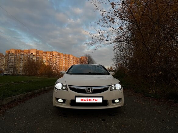 2010 Honda Civic VIII Рестайлинг, белый, 915000 рублей - вид 3