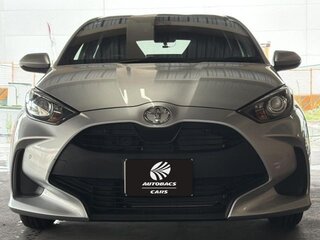 2022 Toyota Yaris IV, серебристый, 890000 рублей, вид 1