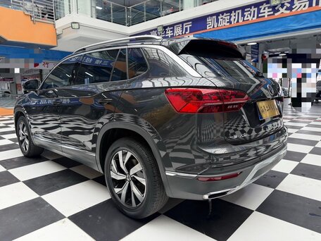 2023 Volkswagen Tayron I Рестайлинг, чёрный, 2290000 рублей, вид 3