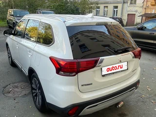 2019 Mitsubishi Outlander III Рестайлинг 3, белый, 1850000 рублей, вид 3