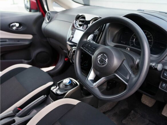 2018 Nissan Note e-Power II Рестайлинг, красный, 1155000 рублей - вид 21