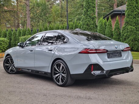 2024 BMW 5 серии 530i xDrive VIII (G60/G61/G68), серый, 7250000 рублей, вид 1