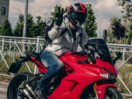 2018 Ducati Supersport, красный, 1100000 рублей, вид 2