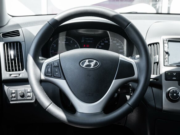2011 Hyundai i30 I Рестайлинг, красный - вид 11