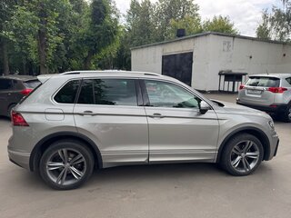 2018 Volkswagen Tiguan II, серебристый, 3080000 рублей, вид 3