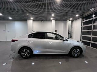 2017 Kia Rio IV, серебристый, 1405000 рублей, вид 2