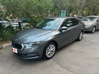 2021 Skoda Octavia IV (A8), серый, 1700000 рублей, вид 2