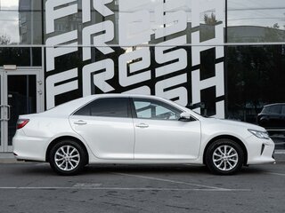 2015 Toyota Camry VII (XV50) Рестайлинг, белый, 2035000 рублей, вид 5