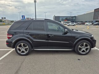 2008 Mercedes-Benz M-Класс 550 II (W164) Рестайлинг, чёрный, 1495000 рублей, вид 4