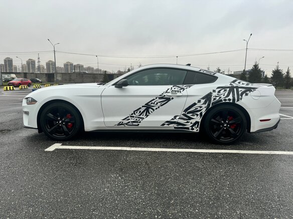 2022 Ford Mustang VI Рестайлинг, белый, 3250000 рублей - вид 4