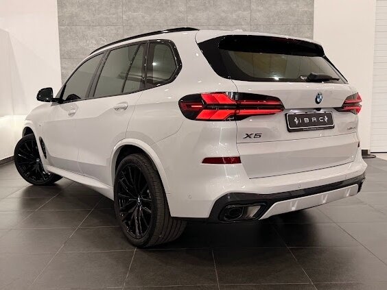 2025 BMW X5 40d IV (G05/G18) Рестайлинг, белый - вид 3