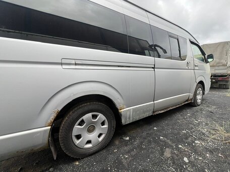 2006 Toyota HiAce, серебристый, 900000 рублей, вид 2