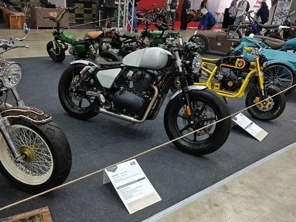 2023 Royal Enfield Interceptor, серебристый, 700000 рублей