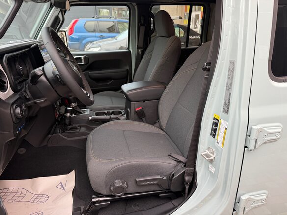 2024 Jeep Wrangler 4xe IV (JL) Рестайлинг, серебристый, 6900000 рублей - вид 19