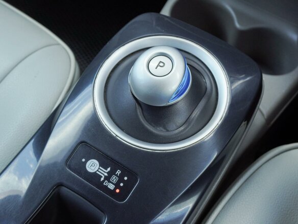 2011 Nissan Leaf (EM61) I (ZE0/AZE0), белый, 570000 рублей - вид 13