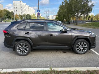2021 Toyota RAV4 V (XA50), коричневый, 3680000 рублей, вид 3