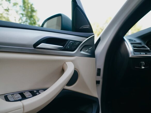 2023 BMW X4 30i II (G02) Рестайлинг, белый, 6698000 рублей - вид 30