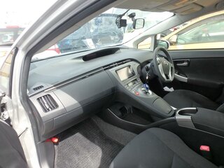 2012 Toyota Prius III Рестайлинг (XW30), серебристый, 1300000 рублей, вид 3
