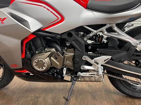 2026 QJMotor SRK 421 RR, красный, 629000 рублей - вид 13