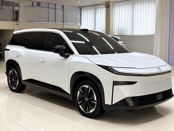 2026 Toyota bZ3X 58.3 kWh, белый, 2750002 рублей - вид 2