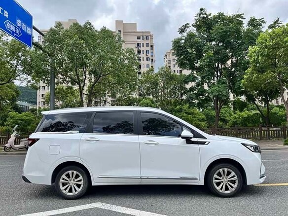 2023 Wuling Jiachen, белый, 1240000 рублей - вид 6