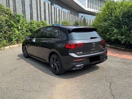 2023 Volkswagen Golf VIII, чёрный, 1970000 рублей, вид 3