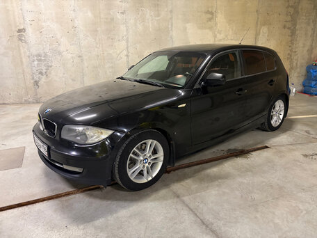 2011 BMW 1 серии 118i I (E81/E82/E87/E88) Рестайлинг, чёрный, вид 3