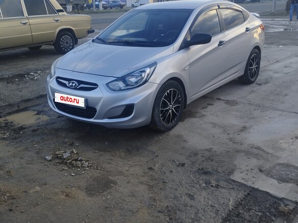 2011 Hyundai Solaris I, серебристый, 730000 рублей