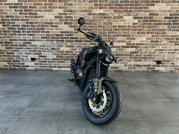 2026 QJMotor SRV 600 V, чёрный
