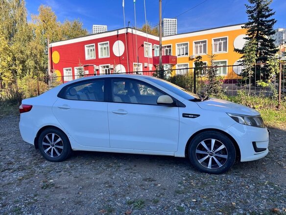 2012 Kia Rio III, белый, 600000 рублей - вид 1