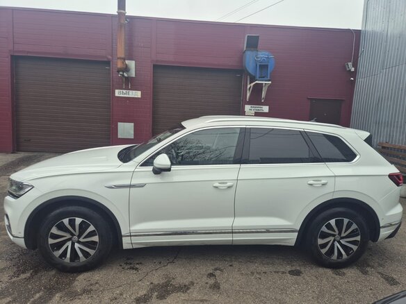 2020 Volkswagen Touareg III, белый, 5850000 рублей - вид 5