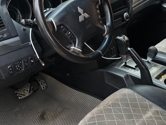 2012 Mitsubishi Pajero IV Рестайлинг 1, чёрный, 1600000 рублей - вид 9