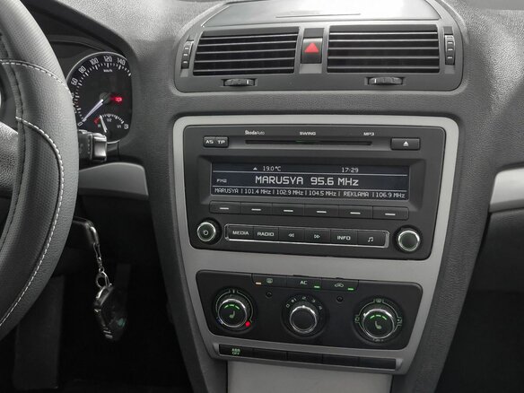 2013 Skoda Octavia II (A5) Рестайлинг, белый, 859000 рублей - вид 16