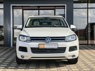 2010 Volkswagen Touareg II, белый, 1299000 рублей, вид 2