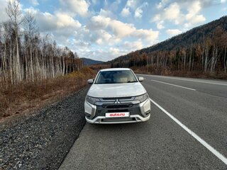 2018 Mitsubishi Outlander PHEV III Рестайлинг 3, белый, 3500000 рублей, вид 1