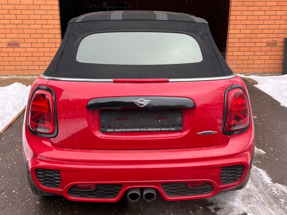 2020 Mini Cabrio JCW John Cooper Works III Рестайлинг, красный, 4000000 рублей - вид 3