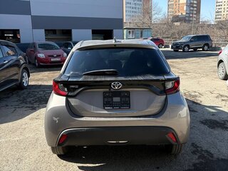 2022 Toyota Yaris IV, серебристый, 765000 рублей, вид 2