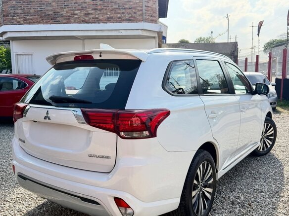 2022 Mitsubishi Outlander III Рестайлинг 3, белый, 1990000 рублей - вид 5