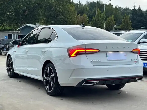 2022 Skoda Octavia IV (A8), белый, 2170000 рублей - вид 2