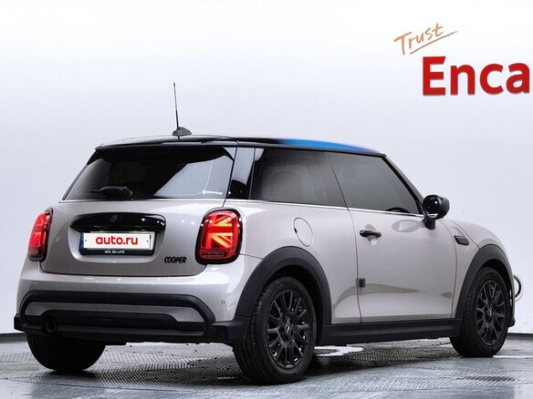 2021 Mini Hatch Cooper III (F55/F56) Рестайлинг 2, серебристый, 1660000 рублей - вид 1