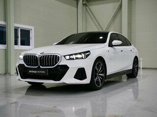 2024 BMW 5 серии 530i xDrive VIII (G60/G61/G68), белый, 7800000 рублей, вид 2