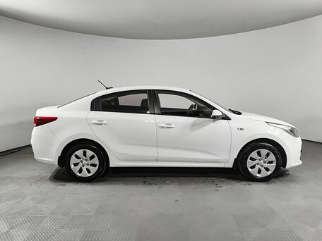 2017 Kia Rio IV, белый, 1060000 рублей, вид 4