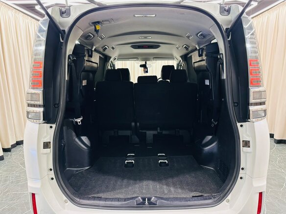 2018 Toyota Voxy III (R80) Рестайлинг, белый, 2199999 рублей - вид 21