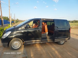 2010 Hyundai H-1 II, чёрный, 1400000 рублей, вид 3