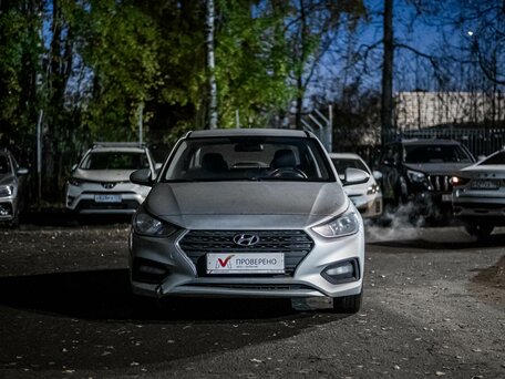 2018 Hyundai Solaris II, серебристый, 690000 рублей, вид 3