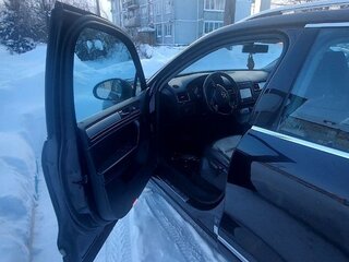 2013 Volkswagen Touareg II, чёрный, 2300000 рублей, вид 3