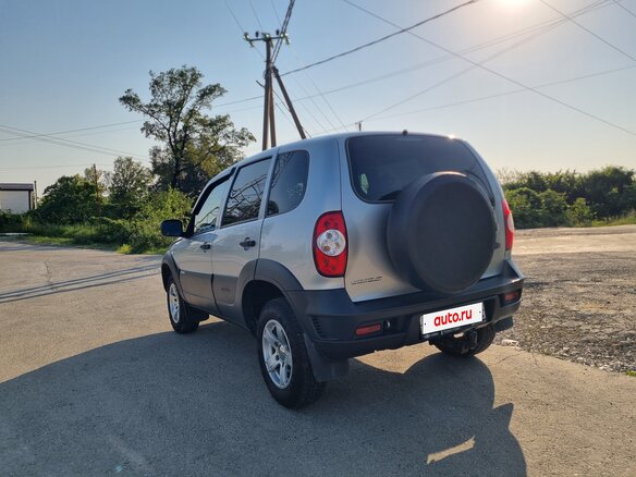 2018 Chevrolet Niva I Рестайлинг, серебристый, 750000 рублей - вид 6